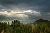 Gewitterwolken und Herbstlandschaft am Brauneck in den Alpen, Lenggries, Alpen, Oberbayern, Bayern, Deutschland