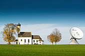 St.-Johann-Kapelle und Parabolspiegel in Raisting an der Erdfunkstelle, Raisting, Oberbayern, Bayern, Deutschland