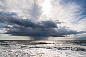 Gewitterwolke mit Regenfall über der Ostsee, Weststrand, Ahrenshoop, Darß, Mecklenburg Vorpommern, Deutschland