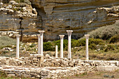 Römische Ruinen vor steilen Felsen in Kourion bei Limassol, Limassol District, Zypern