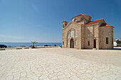 Kirche Agios Georgiu und Parkplatz am Meers, Zugang zur Akamas Halbinsel und zur Avakas Schlucht,  nördlich von Néa Pafos, Südwest Zypern