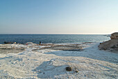 Weisse Felsen am Governor's Beach, einsamer Strand mit Kieseln und einigen Menschen, Limassol, Zypern