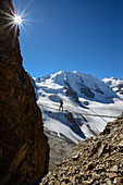 Frau auf Hängebrücke im Klettersteig am Piz Trovat mit Blick auf Piz Palü (3905 m), Bellavista (3922 m) und Persgletscher, Engadin, Graubünden, Schweiz