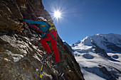 Frau im Klettersteig am Piz Trovat mit Blick auf Piz Palü (3905 m) und Persgletscher, Engadin, Graubünden, Schweiz