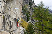 Frau im Klettersteig La Resgia, Engadin, Graubünden, Schweiz