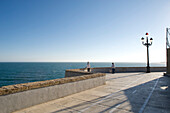 Mauer und Uferweg mit Lampe und Blick über das Meer, Cadiz, Andalusien, Spanien