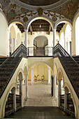 Treppenhaus mit Rundbögen und Säulen im Museo de Malaga in Malaga, Andalusien, Spanien