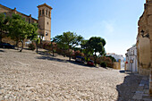 Abfallender Platz an der Colegiata de Nuestra Señora de la Asunción, Osuna, Sevilla Provinz, Andalusien, Spanien