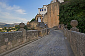 Brücke und Calle Real an der Festungsmauer, Altstadt von Ronda, Malaga Provinz, Andalusien, Spanien