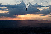 Ein Ballon in der Morgendämmerung, Kappadokien, Türkei