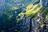 Sonnenbeschienene Grasflanken, Felswände und eine Schlucht zwischen dem Wanderpass Fuorcla da Gavirolas und dem See Lag da Pigniu, Bündner Alpen, Kanton Graubünden, Schweiz