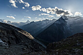 Blick auf das Mattertal, im Hintergrund das Matterhorn, im Vordergrund das Weisshorn und das kleinerere Bishorn, Walliser Alpen, Kanton Wallis, Schweiz