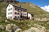 Das Berggasthaus Trift und Besucher auf der Sonnenterrasse, oberhalb von Zermatt, Walliser Alpen, Kanton Wallis, Schweiz