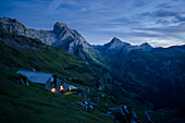 Abenddämmerung bei der Glärnischhütte mit Blick auf die Gipfel, von links nach rechts, Bös Fulen, Pfannenstock und Chratzerengrat, Glarner Alpen, Kanton Glarus und Schwyz, Schweiz