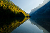 Ein Fischerboot auf dem Klöntalersee, Glarner Alpen, Kanton Glarus, Schweiz