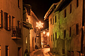 Weihnachtsbeleuchtung im Dorf Santa Maria im Val Müstair, Kanton Graubünden, Schweiz