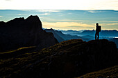 Ein Wanderer auf der Schrattenfluh mit Blick auf Teile der Berner Alpen, Zentralschweizer Voralpen, Kanton Luzern, Schweiz