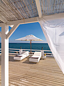 Terrasse am Meer, weiße Gartenmöbel, Mallorca, Balearen, Spanien