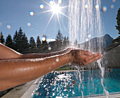 Hände unter einem Wasserstrahl, Ehrwald, Tirol, Österreich