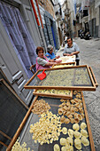 Frauen bei der Herstellung von Orecchiette in der Altstadt von Bari, Apulien, Italien