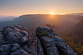 Sonnenaufgang über dem Nationalpark Sächsische Schweiz mit Blick über den Mittelwinkel in den Schrammsteinen im Spätsommer, Sachsen, Deutschland