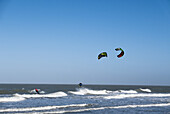 Strand, Kite-Surfer, Windsurfer, Domburg, Nordsee-Küste, Provinz Seeland, Niederlande