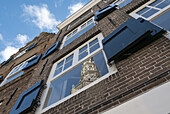 Spiegelung Stadhuis-Turm in Fenster, Zierikzee, Provinz Seeland, Niederlande