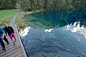 Eine Frau und ein Mann wandern an einem kleinen See, Oberstdorf, Bayern, Deutschland