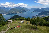 Blick vom Rifugio Menaggio auf Menaggio am Comer See und Grigna Settentrionale (2408 m) darüber, Lombardei, Italien