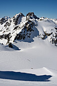 Eine Gruppe Skitourengeher steigt über den Grialetsch-Gletscher (Vadret da Grialetsch) auf, darüber der Piz Vadret und links dahinter der Piz Ela, Graubünden, Schweiz, Europa