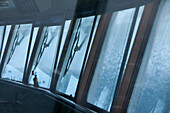 Blick durch das Brückenfenster von Kreuzfahrtschiff MS Deutschland (Reederei Peter Deilmann) bei stürmischem Wetter, nahe Kap Hoorn, Magallanes y de la Antartica Chilena, Patagonien, Chile, Südamerika