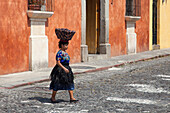 Frau trägt einen Korb auf ihrem Kopf, Antigua, Sacatepequez, Guatemala, Mittelamerika