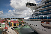 Bug von Kreuzfahrtschiff Emerald Princess (Princess Cruises) an der Pier, St. John, St. John, Antigua, Antigua & Barbuda, Karibik