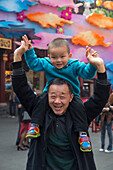 Vater trägt jungen Sohn auf seinen Schultern in der Altstadt (Nanshi), Shanghai, China, Asien