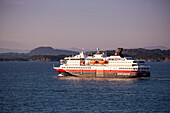 Hurtigruten Postschiff und gleichzeitig Kreuzfahrtschiff Nordkapp in einer Fjordpassage, nahe Bergen, Hordaland, Norwegen, Europa