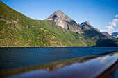 Reling von Kreuzfahrtschiff MS Deutschland (Reederei Peter Deilmann) und Fjordlandschaft, nahe Stordal, More og Romsdal, Norwegen, Europa