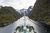Blick vom Schornstein von Kreuzfahrtschiff MS Deutschland (Reederei Peter Deilmann) während der Einfahrt in den schmalen Trollfjord, Finnmark, Norwegen, Europa