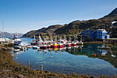 Pittoreskes Fischerdorf mit Booten im Hafen, Kamøyvær, Magerøy, Finnmark, Norwegen, Europa