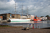 Kind klettert auf Kanone am Bassin du Commerce Handelshafen mit Segelschiff Duchesse Anne und Leuchtfeuerschiff Sandettie, Dünkirchen (Dunkerque), Nord-Pas-de-Calais, Frankreich, Europa
