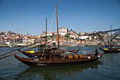 Traditionelle Boote für den Transport von Portwein auf dem Fluss Douro vor der Ribeira Altstadt, Porto, Norte, Portugal, Europa
