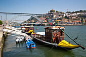 Traditionelle Boote für den Transport von Portwein auf dem Fluss Douro vor der Ribeira Altstadt, Porto, Norte, Portugal, Europa