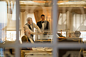 Kellner im Restaurant Vier Jahreszeiten an Bord von Kreuzfahrtschiff MS Deutschland (Reederei Peter Deilmann), Atlantischer Ozean, nahe Spanien, Europa