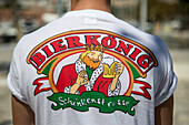Junger Mann mit Bierkönig T-Shirt, Palma, Mallorca, Balearen, Spanien, Europa