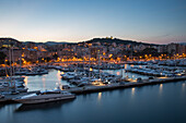 Yachten und Segelboote in der Marina in der Abenddämmerung, Palma, Mallorca, Balearen, Spanien, Europa