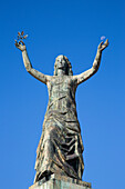 Statue Benvenuto (1952) von Nino Geraci (1900-1980) am Kreuzfahrthafen mit Mond am Himmel, Palermo, Sizilien, Italien, Europa