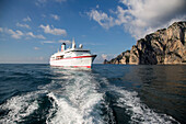 Kreuzfahrtschiff MS Deutschland (Reederei Peter Deilmann) passiert die Faraglioni Felsen, Insel Capri, Kampanien, Italien, Europa