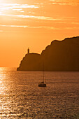 Silhouette von Segelboot und Leuchtturm Faro di Capri bei Sonnenuntergang, Insel Capri, Kampanien, Italien, Europa