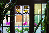 Buntes Glasfenster im Gasthaus und Restaurant Fränkische Weinstube Ehrbar (alles auf der Speisekarte ist oberlecker!), Frickenhausen, nahe Ochsenfurt, Franken, Bayern, Deutschland, Europa