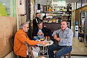 Männer sitzen in einer Taverne in der Altstadt, Heraklion, Kreta, Griechenland, Europa