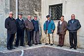 Gruppe älterer Männer an der Piazza Campo, Santa Severina, Kalabrien, Italien, Europa